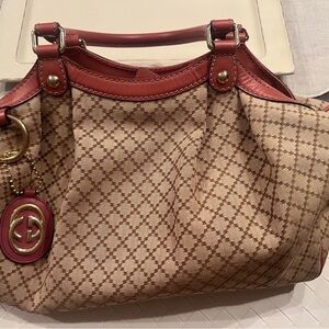 GUCCI
Beige/Pink Diamante print/canvas. Medium Sukey Bag & GG emblem tag. Good 🎁